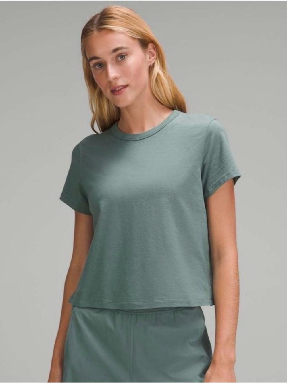 lululemon athletica Cropped Crew Tee in Sage Green